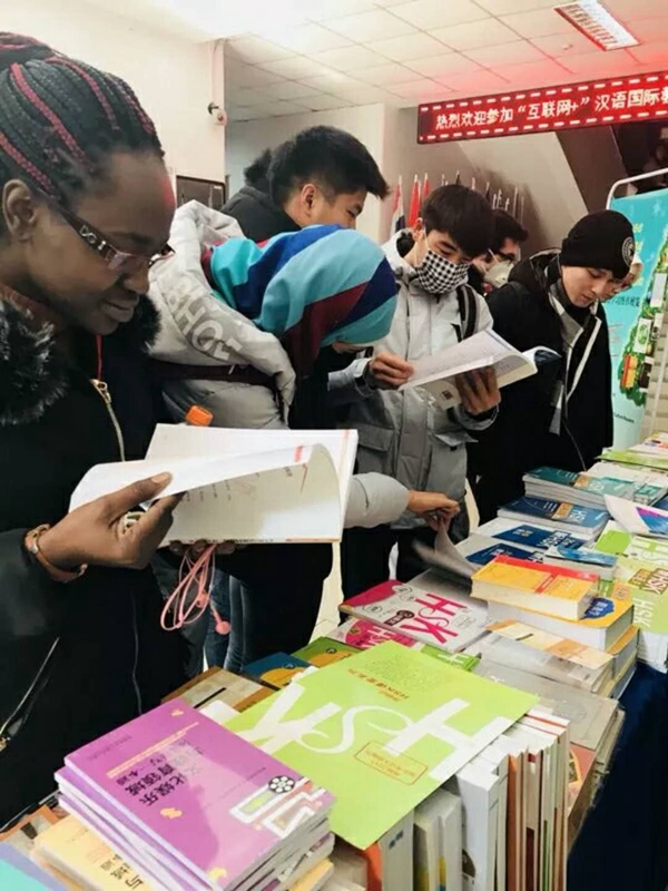 交流合作六:加强与外语教学与研究出版社合作 为学院发展搭建新平台 (2)_副本.jpg